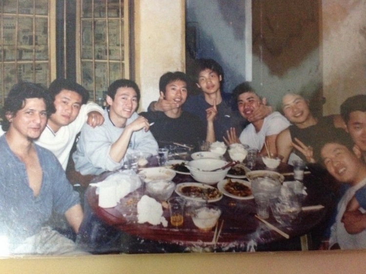 2007 年，卡洛斯·卡斯蒂略（左一）和他的中國朋友在武漢慶祝春節(jié)。圖片由受訪者提供