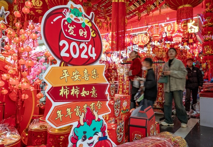 1月11日，顧客在昆明新螺螄灣國際商貿(mào)城選購節(jié)日飾品。新華社記者 陳欣波 攝