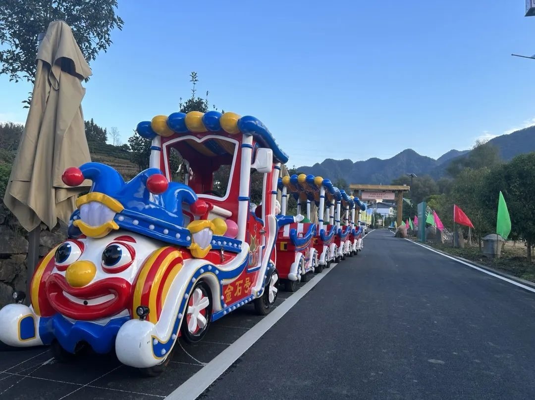 2023年10月，金石村集體出資購(gòu)買了兩輛無軌觀光小火車。紫陽(yáng)縣融媒體中心供圖