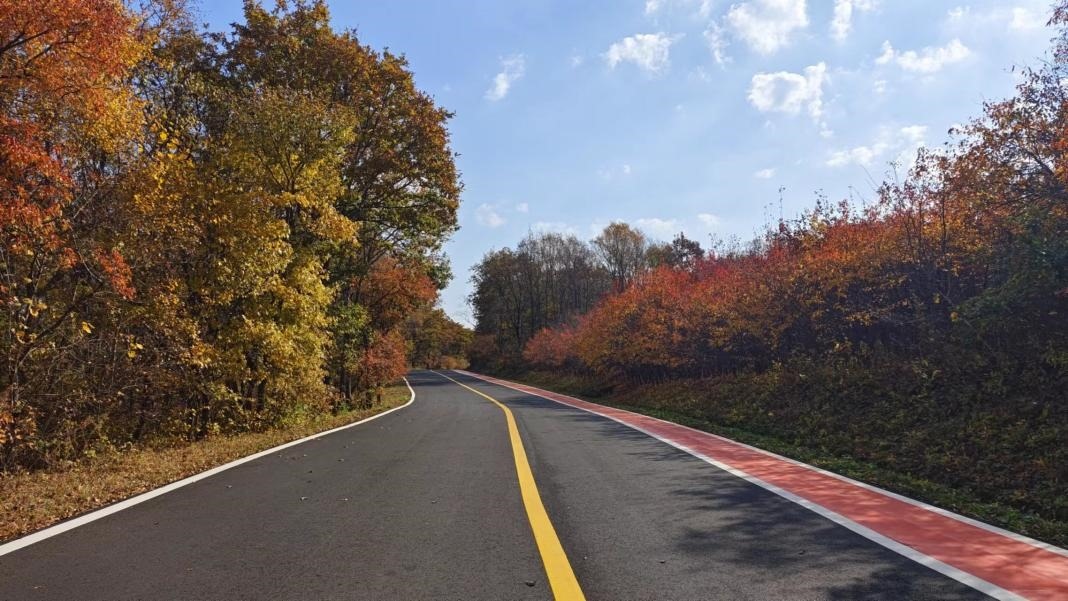 九臺區(qū)圍繞紅色文化、冰雪資源、特色民宿，進一步完善道路功能。九臺區(qū)委宣傳部供圖