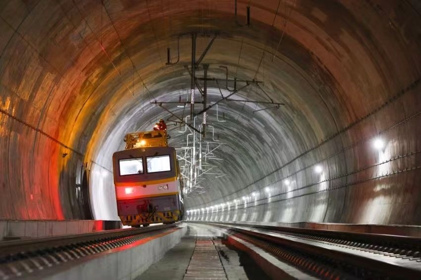 凌晨，接觸網(wǎng)作業(yè)車的燈光紅黃相間。胡鵬攝