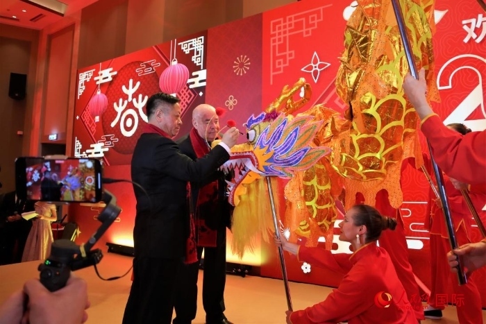 張漢暉（左）、施威特科（右）共同為彩龍點(diǎn)睛。于子恒攝