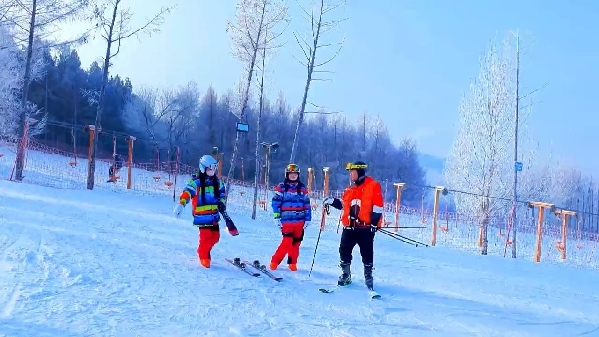 新春走基層｜滑雪場上過春節(jié)！冰城“冷資源”變成“熱經(jīng)濟(jì)”