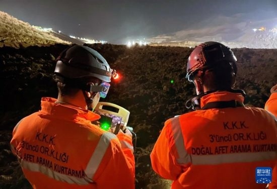 2月13日，救援人員在土耳其東部埃爾津詹省伊利奇區(qū)礦難現(xiàn)場(chǎng)工作。新華社發(fā)（穆斯塔法·卡亞攝）