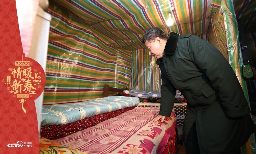 2018年2月11日，習(xí)近平總書記在四川三河村貧困戶吉好也求家中看望。