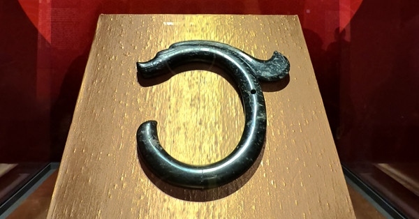 紅山文化C形玉龍。人民網(wǎng)記者 韋衍行攝