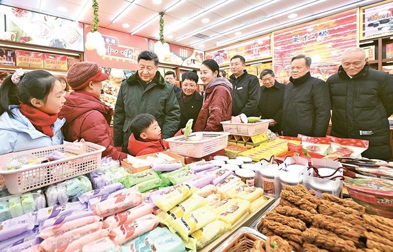 2024年2月1日至2日，中共中央總書記、國家主席、中央軍委主席習(xí)近平來到天津，看望慰問基層干部群眾。這是1日下午，習(xí)近平在天津古文化街考察時，走進(jìn)店鋪同現(xiàn)場群眾互動交流。 新華社記者 謝環(huán)馳/攝