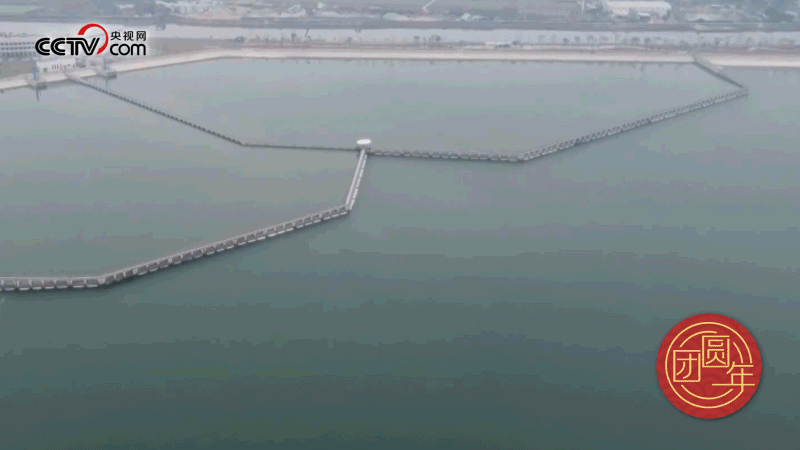 △西江潛地行，潤(rùn)澤大灣區(qū)。珠江三角洲水資源配置工程西起廣東佛山順德西江干流鯉魚洲，穿越獅子洋，東至深圳公明水庫(kù)，是世界上流量最大的長(zhǎng)距離有壓調(diào)水工程。