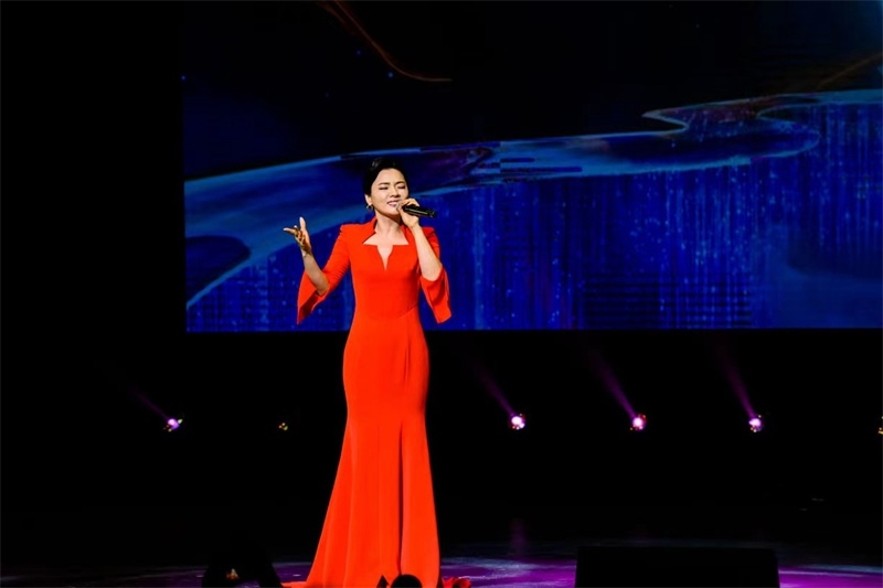 女高音歌唱家陳思思演唱《但愿人長(zhǎng)久》。趙 靖攝