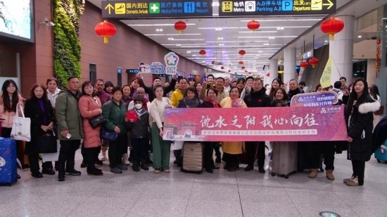 2月11日，一批馬來西亞游客抵達(dá)沈陽桃仙國際機場。新華社發(fā)