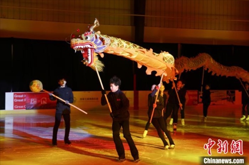當(dāng)?shù)貢r(shí)間2月17日晚，作為農(nóng)歷甲辰龍年“歡樂春節(jié)”系列活動(dòng)之一，別具特色的青少年冰上春晚在加拿大多倫多舉行。圖為青少年表演冰上舞龍。 中新社記者 余瑞冬 攝