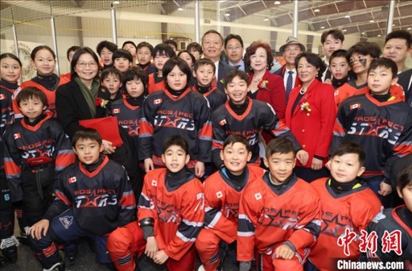 當(dāng)?shù)貢r(shí)間2月17日晚，青少年冰上春晚在加拿大多倫多舉行。圖為中國駐多倫多總領(lǐng)事羅偉東和主辦方代表、與會(huì)嘉賓與“未來之星”冰球隊(duì)華裔少年冰球手們合影。 中新社記者 余瑞冬 攝