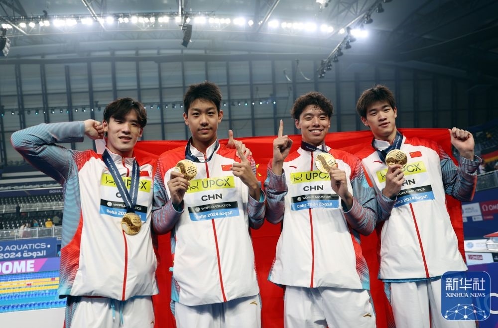 2月11日，2024年多哈游泳世錦賽男子4×100米自由泳接力決賽，中國隊選手王浩宇、張展碩、季新杰和潘展樂（從左到右）在頒獎儀式后合影慶祝。新華社記者 雒圓 攝