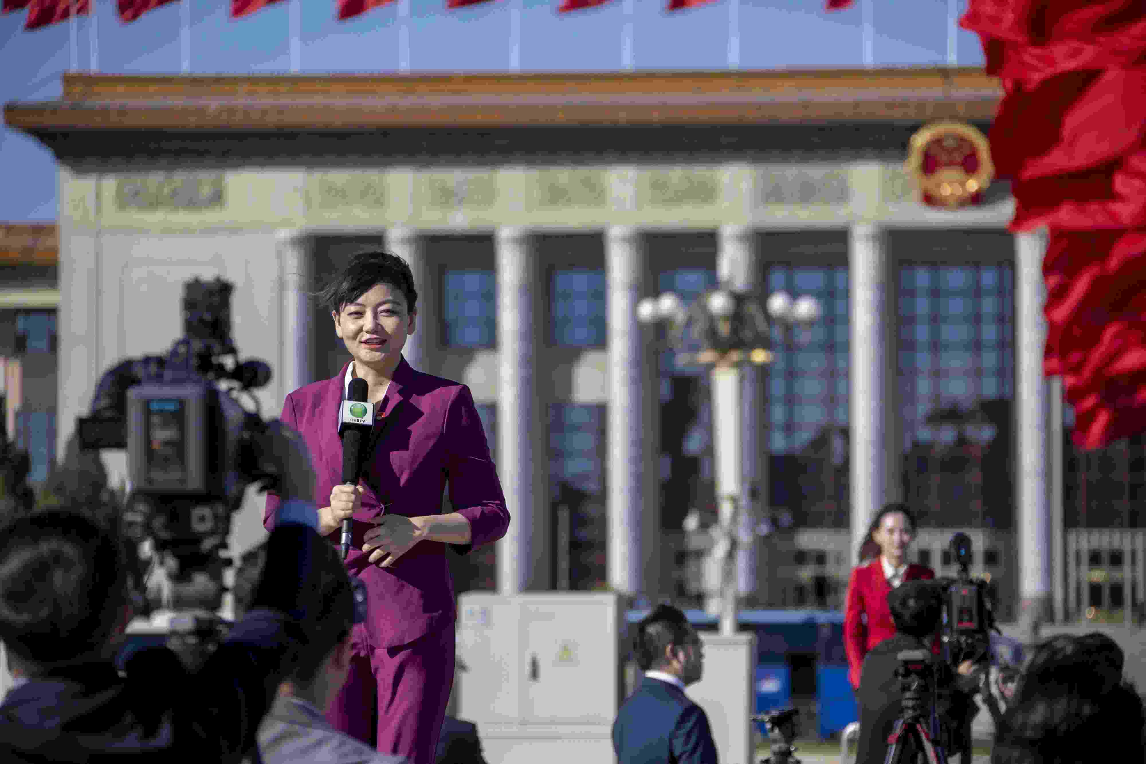 △ 2022年10月22日，北京人民大會(huì)堂，中國(guó)共產(chǎn)黨第二十次全國(guó)代表大會(huì)勝利閉幕，媒體記者戶(hù)外進(jìn)行現(xiàn)場(chǎng)報(bào)道。