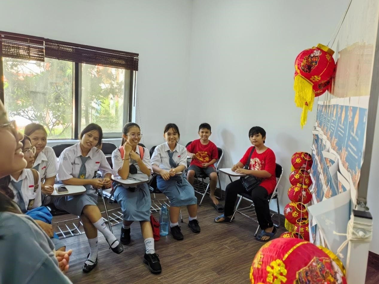 學(xué)生們踴躍參與猜燈謎活動。巴陵康孔子學(xué)院供圖