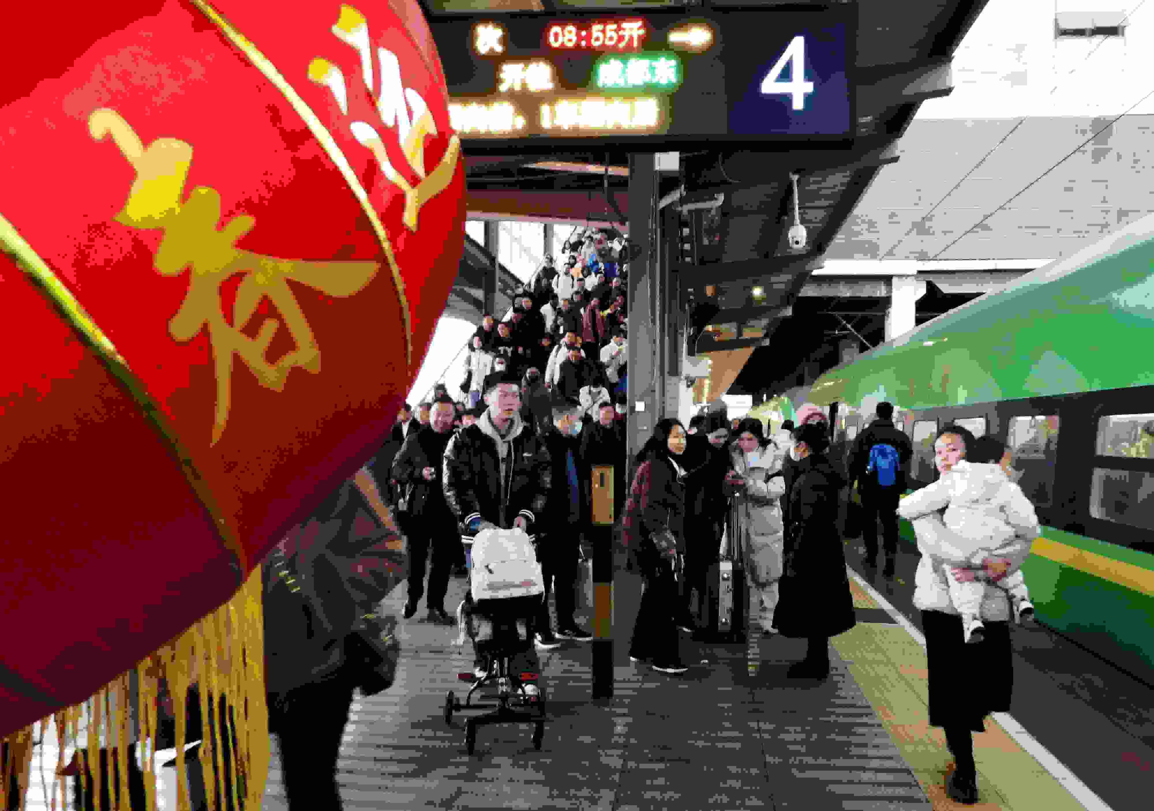 △ 2024年1月26日，四川省達(dá)州市車站，準(zhǔn)備乘坐“復(fù)興號(hào)”動(dòng)車組列車出行的旅客。