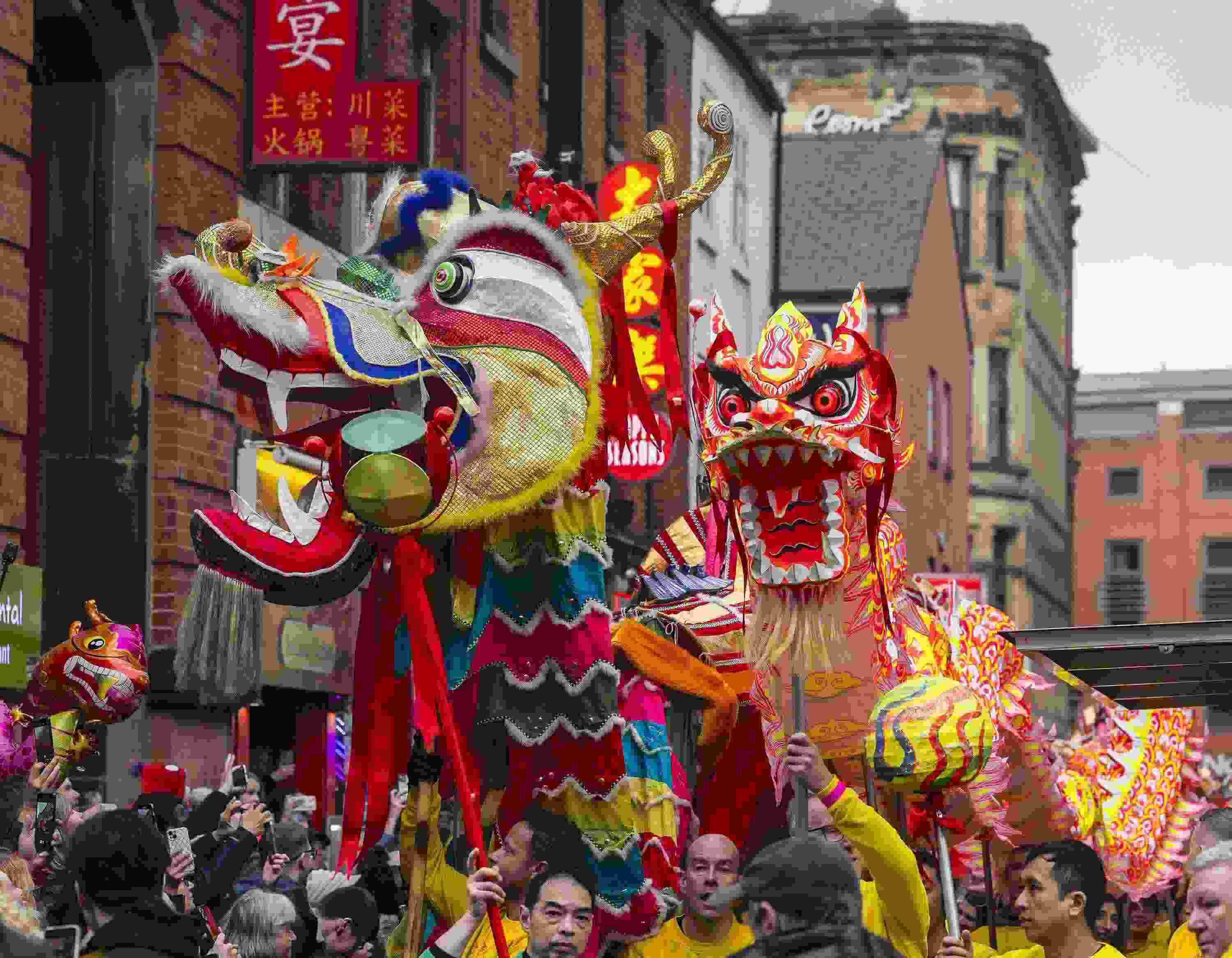 △ 當(dāng)?shù)貢r(shí)間2024年2月11日，英國曼徹斯特，表演者進(jìn)入中國城，參加中國農(nóng)歷龍年春節(jié)的慶?；顒?dòng)。