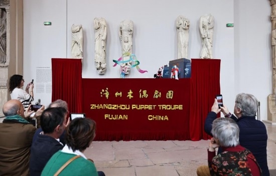 2月10日，在位于法國巴黎埃菲爾鐵塔附近的“建筑與遺產(chǎn)之城”博物館，觀眾欣賞漳州布袋木偶戲。新華社記者高靜攝