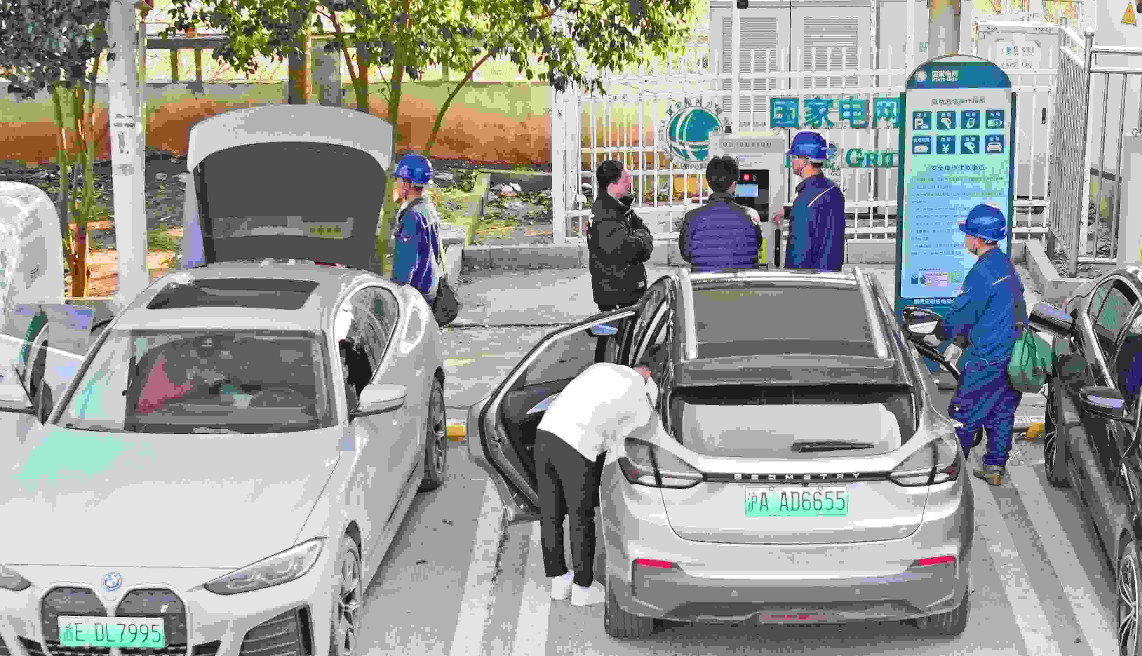 △ 2024年2月17日，安徽滁州來安縣大英鎮(zhèn)境內(nèi)的G36寧洛高速曹莊服務(wù)區(qū)，滁州市供電公司工作人員協(xié)助電動(dòng)汽車車主高效解決充電中遇到的問題。