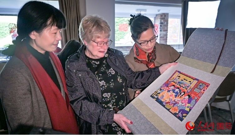 贈送舟山漁民畫。人民網(wǎng) 郭錦標攝