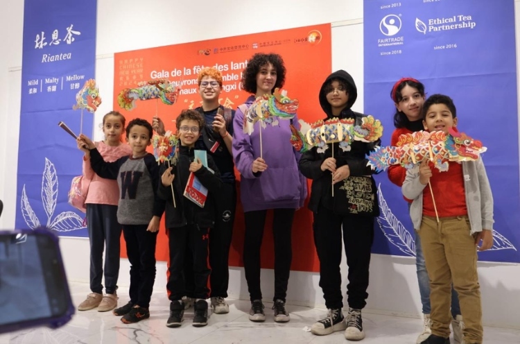 孩子們拿著元宵彩燈合影。拉巴特中國(guó)文化中心供圖