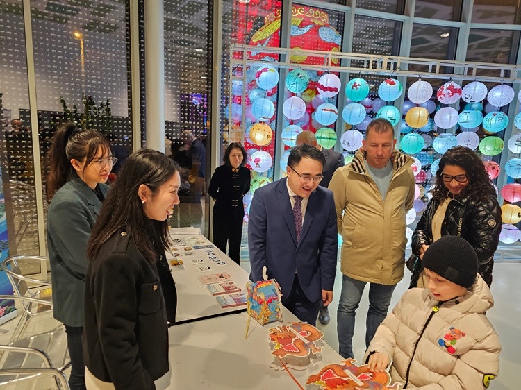 匈牙利小朋友猜燈謎。翟朝暉攝