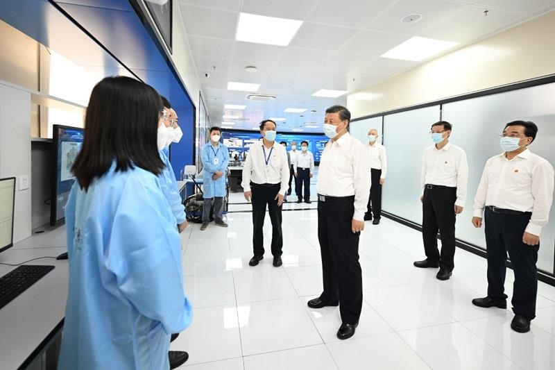 2023年7月6日，習(xí)近平總書(shū)記在江蘇南京市考察紫金山實(shí)驗(yàn)室時(shí)，同科研人員親切交流。