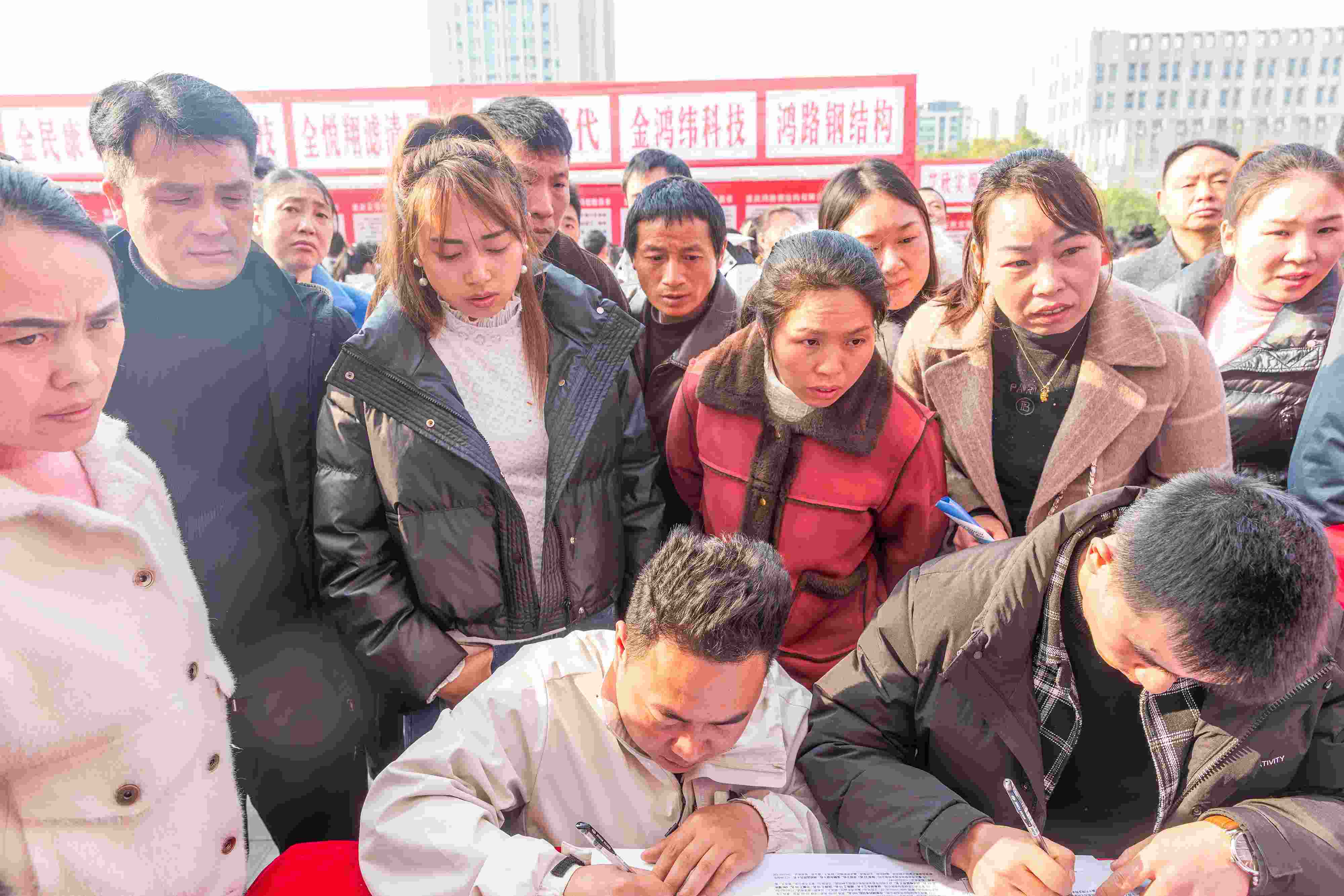 △ 2024年2月19日，重慶市南川區(qū)舉辦2024“春風(fēng)行動(dòng)”招聘會(huì)，為企業(yè)和求職者牽線搭橋，助力務(wù)工人員返崗就業(yè)、企業(yè)復(fù)產(chǎn)復(fù)工。