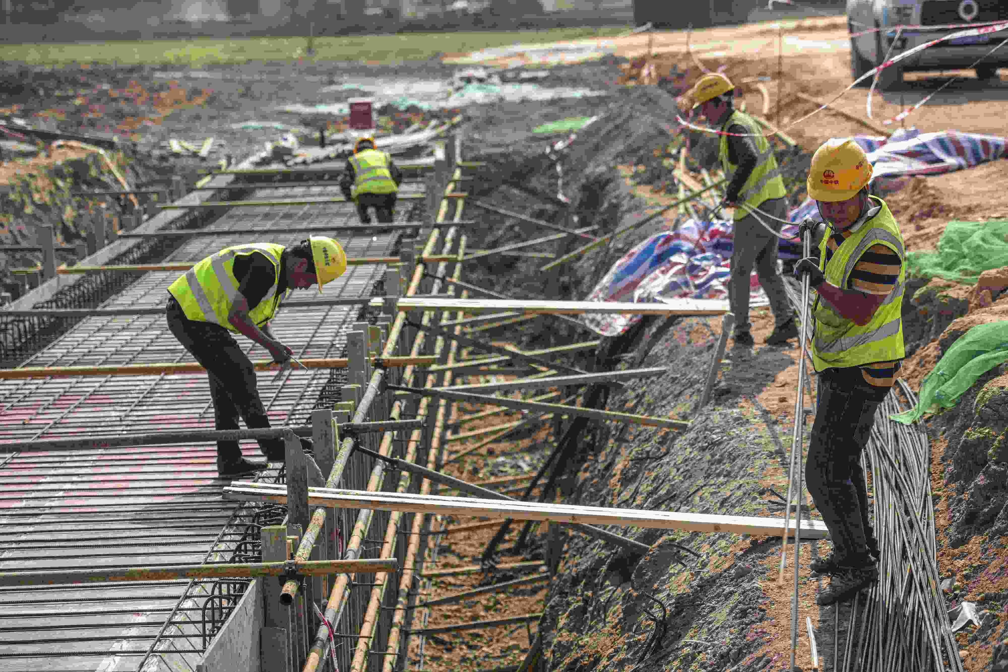 △ 2024年2月20日，海南省瓊海市，工程機(jī)械在博鰲樂(lè)城國(guó)際醫(yī)療旅游先行區(qū)康健路上加緊施工。