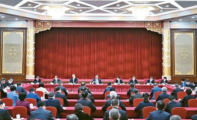 2023年3月6日，中共中央總書記、國家主席、中央軍委主席習(xí)近平看望參加全國政協(xié)十四屆一次會議的民建、工商聯(lián)界委員，并參加聯(lián)組會，聽取意見和建議。中共中央政治局常委、全國政協(xié)十四屆一次會議主席團(tuán)會議主持人王滬寧，中共中央政治局常委蔡奇、丁薛祥參加看望和討論。 新華社記者 謝環(huán)馳/攝