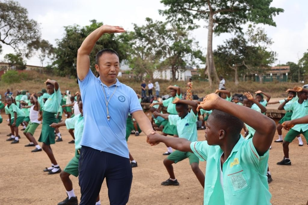 2月20日，在塞拉利昂首都弗里敦，來自塞拉利昂大學孔子學院的武術教師劉偉在為當?shù)貙W生上武術課。
