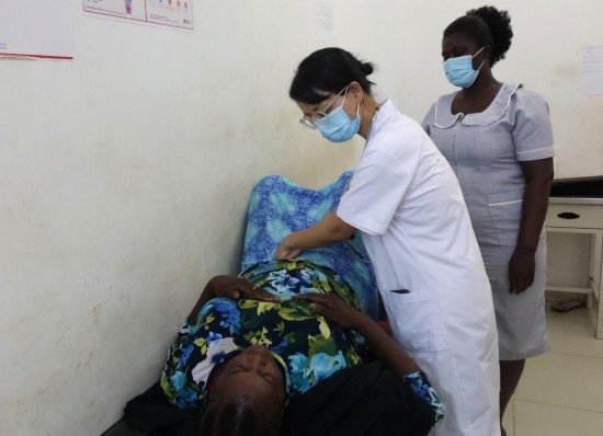 2023年2月27日，在塞拉利昂首都弗里敦，一名中國(guó)醫(yī)療隊(duì)的醫(yī)生正在為患者檢查身體。