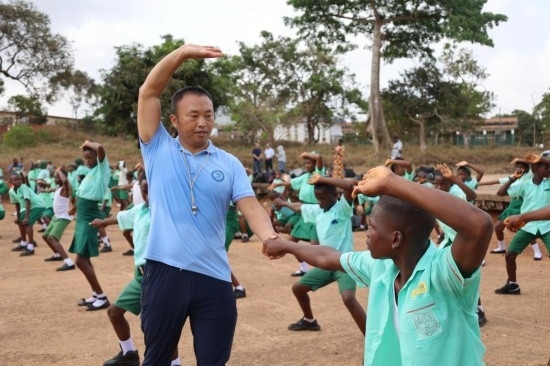 2月20日，在塞拉利昂首都弗里敦，來(lái)自塞拉利昂大學(xué)孔子學(xué)院的武術(shù)教師劉偉在為當(dāng)?shù)貙W(xué)生上武術(shù)課。