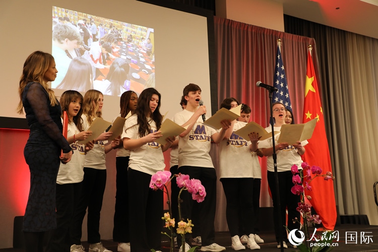 馬斯卡廷中學的學生們還深情演唱了表現(xiàn)中美兩國人民友誼的歌曲《情緣留住永恒的記憶》。 人民網(wǎng)記者 李志偉攝