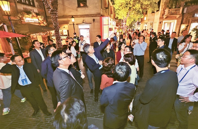 2023年4月18日，全國無黨派人士考察團來到位于上海市黃浦區(qū)的上海新天地開放式街區(qū)考察夜經濟。 新華社記者 王翔/攝