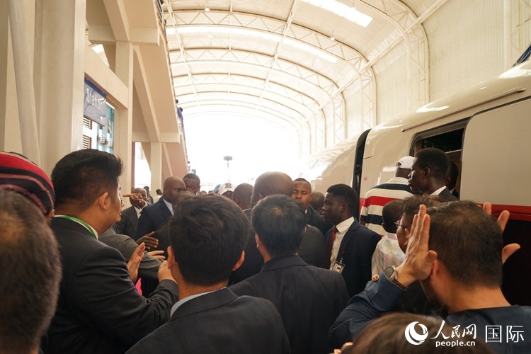 人們爭(zhēng)相前往紅線試乘。人民網(wǎng)記者 姜宣攝