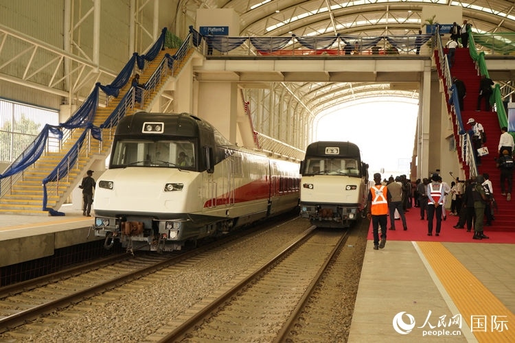 紅線車輛整裝待發(fā)。人民網(wǎng)記者 姜宣攝