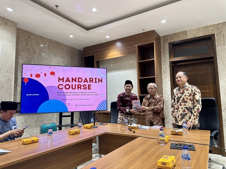 阿拉扎大學孔子學院向獨立清真寺贈書。阿拉扎大學孔子學院供圖