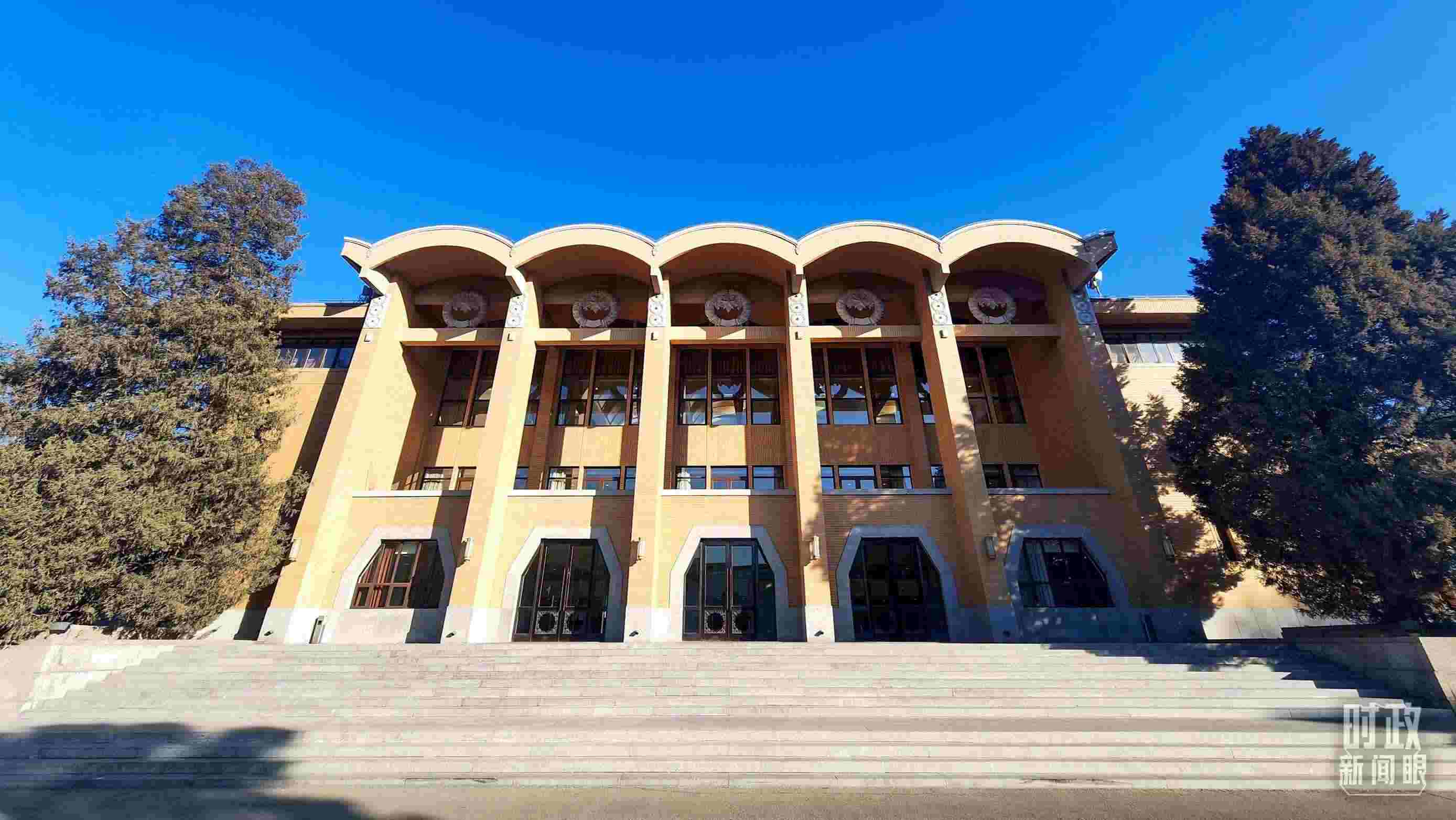 △2024年春季學(xué)期中央黨校（國家行政學(xué)院）中青年干部培訓(xùn)班3月1日上午在中央黨校開班。（總臺(tái)央視記者劉琦拍攝）