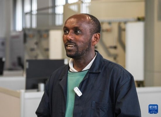 2月15日，在亞的斯亞貝巴的埃塞俄比亞聯(lián)邦職業(yè)技術培訓學院，魯班工坊當?shù)亟處熂s納斯·阿凱萊（中文名艾友涵）接受新華社采訪。