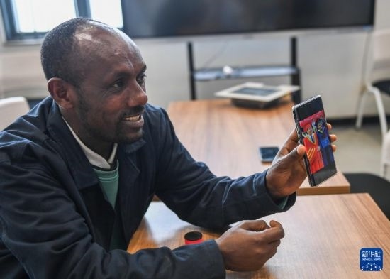 2月15日，在亞的斯亞貝巴的埃塞俄比亞聯(lián)邦職業(yè)技術培訓學院，魯班工坊當?shù)亟處熂s納斯·阿凱萊（中文名艾友涵）展示在中國學習時的照片。