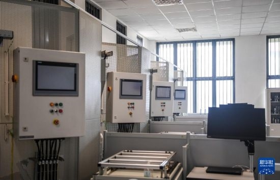 這是2月15日在亞的斯亞貝巴的埃塞俄比亞聯(lián)邦職業(yè)技術培訓學院魯班工坊內(nèi)拍攝的機電一體化設備。