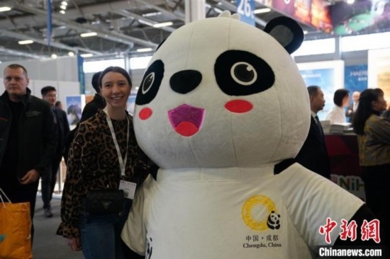 3月5日，2024年柏林國際旅游交易會(ITB)在柏林會展中心拉開帷幕。以“你好！中國”為主題的中國展區(qū)當(dāng)日亮相展會。圖為觀眾與大熊貓人偶合影。中新社記者 馬秀秀 攝
