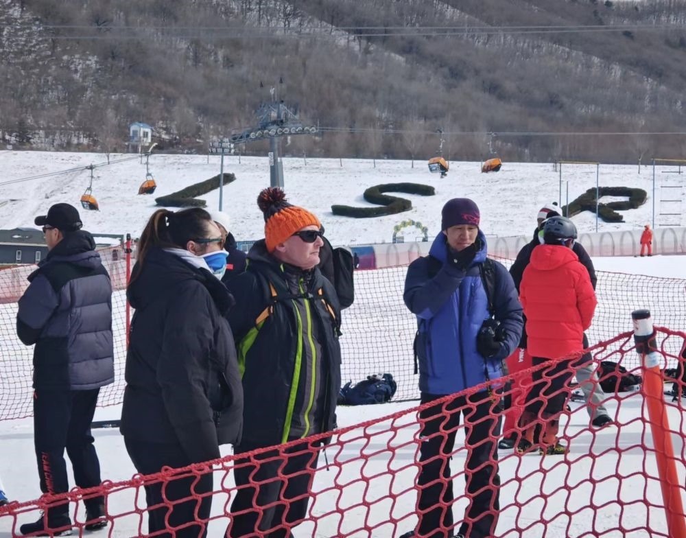 ?皮埃爾·杜邦（左三）在比賽現(xiàn)場(chǎng)。新華社記者 王沁鷗 攝