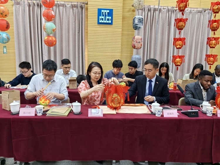 燈籠文化交流活動(dòng)現(xiàn)場(chǎng)。中建國(guó)際中西非公司供圖