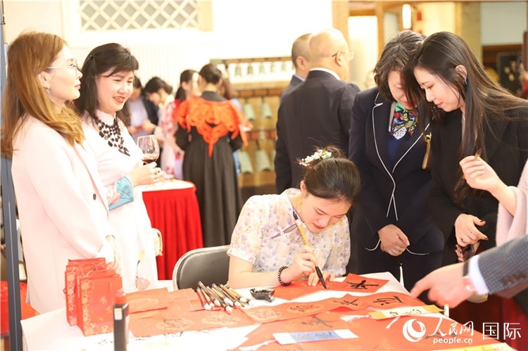 現(xiàn)場(chǎng)書法體驗(yàn)。人民網(wǎng)記者 霍文攝