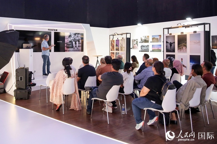 觀眾在參加攝影講座。人民網(wǎng)塔里克·易卜拉欣攝