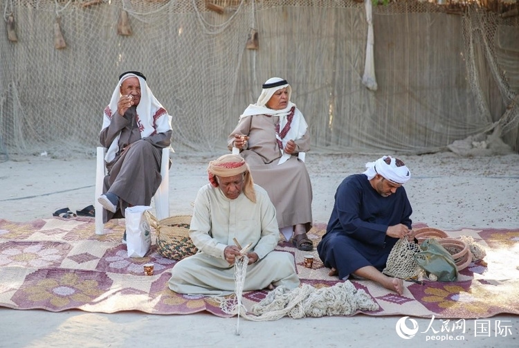 漁民演示制作漁網(wǎng)。人民網(wǎng) 塔里克·易卜拉欣攝