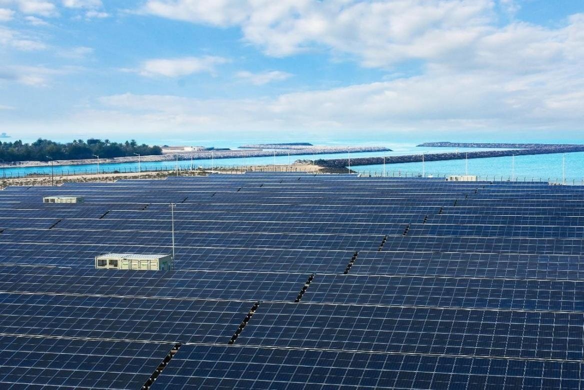 項(xiàng)目廣泛采用光伏補(bǔ)償發(fā)電系統(tǒng)，降低能源消耗。山東電建三公司供圖