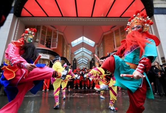  2024年2月10日，來(lái)自廣東普寧的英歌舞團(tuán)演員在英國(guó)倫敦伯靈頓拱廊街表演英歌舞。新華社記者 李穎 攝